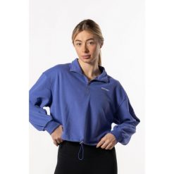 Damska krótka bluza z krótkim zamkiem i opuszczonym ramieniem – niebieski irys. Niebieskie bluzy sportowe damskie AESTHETIC WOLF, l, bez wzorów, z bawełny, bez ramiączek, krótkie, bez kaptura. Za 259.99 zł.