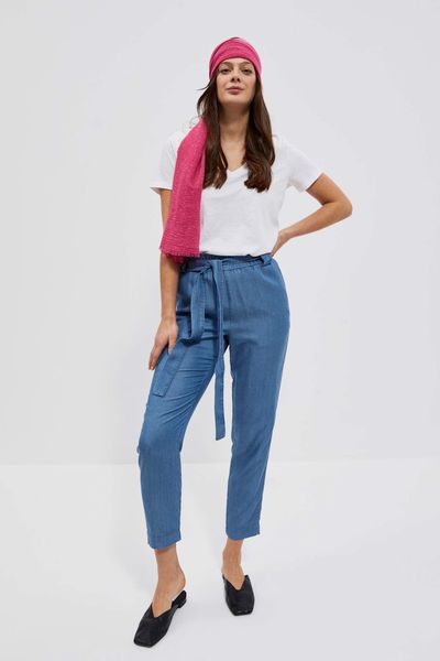 Szal z drobnym metalicznym nadrukiem truskawkowy. Czerwone szaliki i kominy damskie MOODO, bez wzorów, z poliesteru. W wyprzedaży za 24.99 zł.