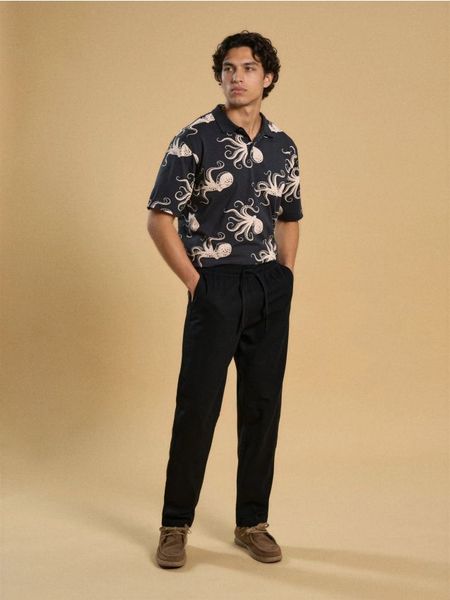 Spodnie chino jogger - czarny. Czarne spodnie materiałowe męskie Sinsay, bez wzorów. Za 69.99 zł.