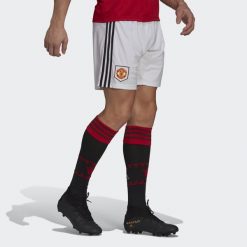 Manchester United 22/23 Home Shorts. Białe szorty męskie Adidas, bez wzorów, z materiału, sportowe. W wyprzedaży za 179.45 zł.