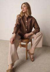 Brązowa Koszula Oversize z Wiskozą i Lnem Zdobiona Nieregularnymi Guzikami Inisera. Brązowe koszule damskie Born2be, l, z aplikacjami, z jeansu, biznesowe, bez kołnierzyka, bez ramiączek. Za 109.99 zł.