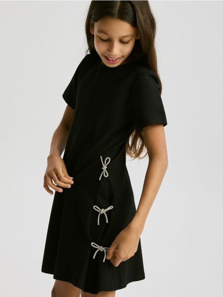 Sukienka z kokardkami - czarny. Czarne sukienki dziewczęce Reserved, bez wzorów, z wiskozy, bez ramiączek. Za 119.99 zł.