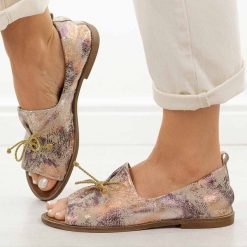 Złote N04 skórzane Polskie sandały damskie z zakrytą piętą Deoni D488. Żółte sandały damskie Deoni, bez wzorów, ze skóry, bez obcasa. Za 419.00 zł.