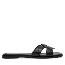 Klapki LOVE MOSCHINO. Czarne klapki damskie Love Moschino, bez wzorów, bez obcasa. Za 489.99 zł.