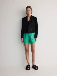 Szorty z wiskozą - zielony. Zielone szorty damskie Reserved, bez wzorów, z tkaniny. W wyprzedaży za 29.99 zł.