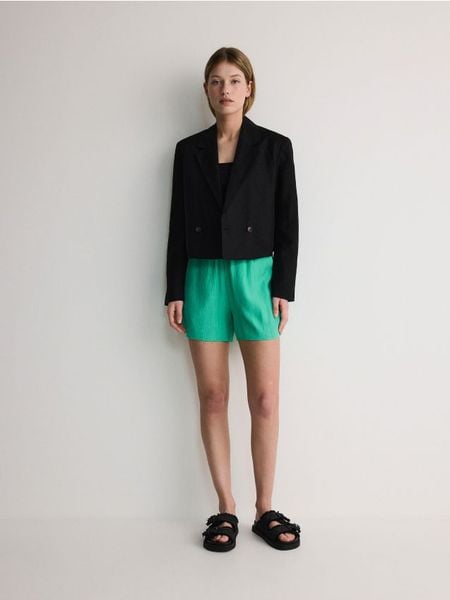 Szorty z wiskozą - zielony. Zielone szorty damskie Reserved, bez wzorów, z tkaniny. W wyprzedaży za 29.99 zł.