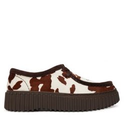 Półbuty Clarks. Brązowe półbuty damskie Clarks, bez wzorów, bez obcasa, na płaskiej podeszwie. Za 559.99 zł.