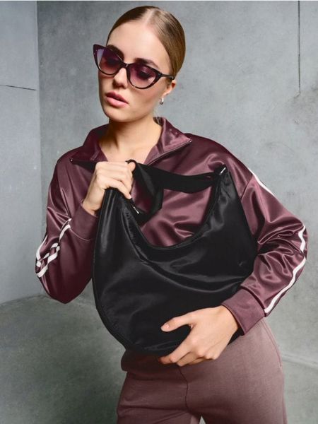Nylonowa torebka hobo - czarny. Czarne torebki klasyczne damskie Sinsay, bez wzorów, z nylonu, bez dodatków. Za 39.99 zł.