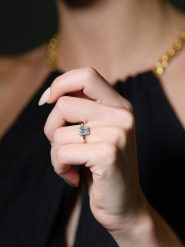 Maison héritage PARIS Złoty pierścionek "Chiara" z diamentami i topazem rozmiar: 54. Żółte pierścionki damskie maison héritage PARIS, z diamentem, złote. Za 1,304.99 zł.