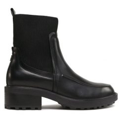 Botki Tommy Hilfiger. Czarne botki damskie Tommy Hilfiger, bez obcasa, na płaskiej podeszwie, bez zapięcia. Za 449.99 zł.