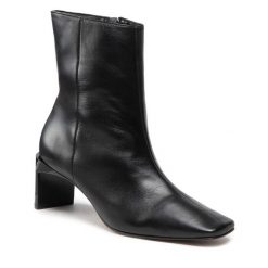 Botki Simple. Czarne botki damskie Simple, bez obcasa, na słupku, bez zapięcia. Za 339.99 zł.