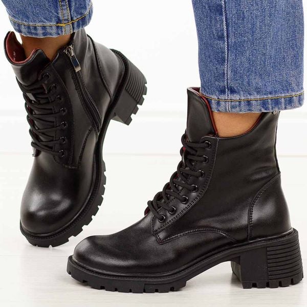 Czarne skórzane botki damskie na traperze Filippo Dbt6501/25. Czarne trapery damskie Filippo, ze skóry, bez obcasa, na platformie. W wyprzedaży za 274.34 zł.