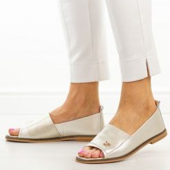 Złote skórzane płaskie sandały damskie Potocki 19397. Żółte sandały damskie POTOCKI, z aplikacjami, z jeansu, bez obcasa, na płaskiej podeszwie. W wyprzedaży za 201.52 zł.