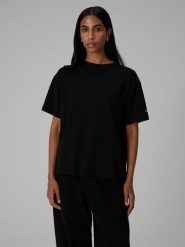 4F T-shirt loose gładki damski - czarny L. Czarne t-shirty damskie 4f, l, bez wzorów, z bawełny, bez kołnierzyka. Za 79.99 zł.