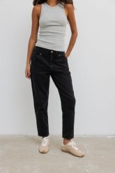 Spodnie jeansowe typu mom fit w kolorze BLACK JEANS - JUST-XS. Czarne jeansy damskie Marsala, z podwyższonym stanem. Za 349.90 zł.