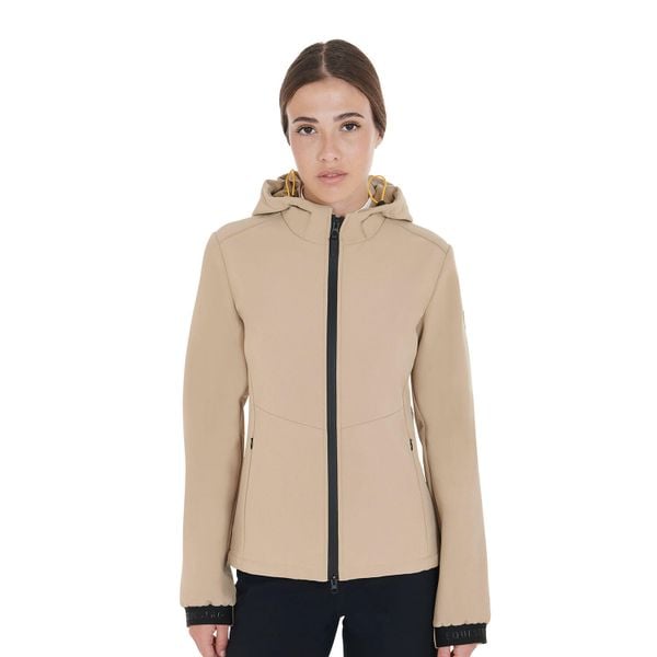 Damska kurtka softshell slim fit z ukrytymi kieszeniami. Brązowe kurtki damskie EQUESTRO, xl, bez wzorów, z materiału, bez kaptura. Za 401.90 zł.