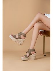 Foreverfolie Sandały w kolorze khaki na koturnie rozmiar: 36. Brązowe sandały damskie Foreverfolie, bez wzorów, bez obcasa, na koturnie. Za 121.99 zł.