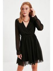 Trendyol Sukienka w kolorze czarnym rozmiar: 42. Czarne sukienki damskie Trendyol, bez wzorów, z tkaniny, bez kołnierzyka, bez ramiączek, midi, kopertowe. Za 87.95 zł.