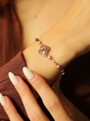 Pierres delicates Pozłacana bransoletka z kamieniami szlachetnymi i perłami rozmiar: onesize. Fioletowe bransoletki damskie Pierres delicates, pozłacane. Za 43.99 zł.