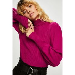 Guess Jeans - Sweter. Fioletowe golfy damskie Guess Jeans, s, z aplikacjami, z dzianiny, bez ramiączek. W wyprzedaży za 299.90 zł.