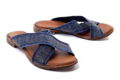 ARTIKER RELAKS 44C0203 jeans, klapki damskie. Niebieskie klapki damskie Artiker Relaks, bez wzorów, z jeansu, bez obcasa. Za 189.90 zł.