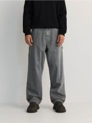 Spodnie loose fit - szary. Szare spodnie materiałowe męskie Reserved, bez wzorów, z bawełny. W wyprzedaży za 49.99 zł.