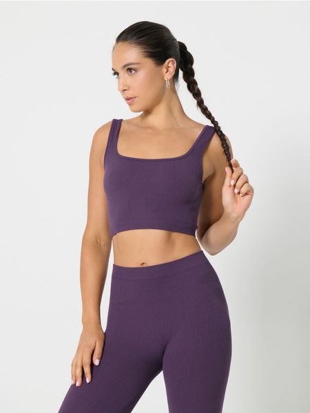 Bezszwowy top sportowy - fioletowy. Fioletowe topy sportowe damskie Sinsay, l, bez wzorów, bez ramiączek. Za 22.99 zł.
