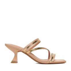 Klapki JENNY. Brązowe klapki damskie Jenny, bez wzorów, bez obcasa. Za 129.99 zł.