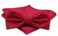 Soczysta Czerwona Mucha Męska -ALTIES- z Taką Samą Poszetką, w Tłoczony Wzór Paisley. Czerwone krawaty i muchy męskie Alties, bez wzorów, eleganckie. Za 54.00 zł.