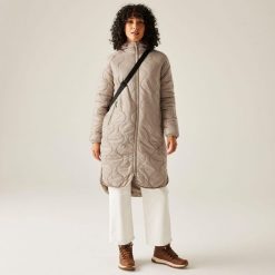 Płaszcz damski przejściowy ocieplany Triea. Brązowe płaszcze damskie Regatta, bez wzorów, z poliamidu, sportowe. Za 299.99 zł.