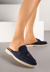 Granatowe Klapki w Stylu Muli z Ozdobą i Przeszyciami Silfia. Niebieskie klapki damskie Renee, z aplikacjami, z jeansu, bez obcasa, na obcasie. W wyprzedaży za 55.99 zł.