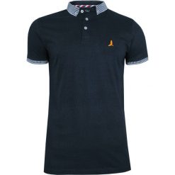 Koszulka POLO Granatowa Bawełniana, Krótki Rękaw, z Kołnierzykiem, Casualowa -Brave Soul. Niebieskie koszulki polo męskie Brave Soul, na lato, m, bez wzorów, z bawełny, bez ramiączek. Za 79.00 zł.