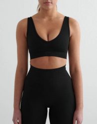 Damski biustonosz sportowy, lekkie wsparcie Shape Seamless Deep Cut czarny. Czarne biustonosze sportowe damskie Aim'n, bez wzorów, z dzianiny. Za 172.00 zł.