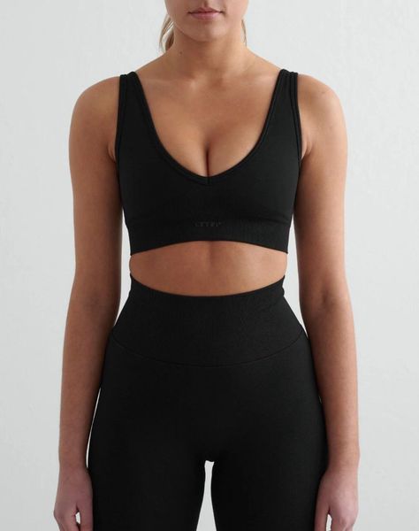 Damski biustonosz sportowy, lekkie wsparcie Shape Seamless Deep Cut czarny. Czarne biustonosze sportowe damskie Aim'n, bez wzorów, z dzianiny. Za 172.00 zł.