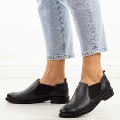 Granatowe skórzane Polskie półbuty damskie Gregors 1156. Niebieskie półbuty damskie GREGORS, bez wzorów, z jeansu, biznesowe, z okrągłym noskiem, bez obcasa, na płaskiej podeszwie. Za 379.00 zł.