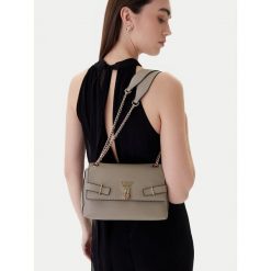 Torebka Guess. Czarne torebki klasyczne damskie Guess, z aplikacjami, bez dodatków. Za 674.99 zł.