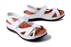 ARTIKER RELAKS 56C0849 biały, sandały damskie. Białe sandały damskie Artiker Relaks, bez wzorów, bez obcasa. Za 160.93 zł.