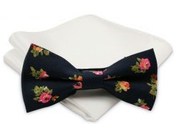 Modna Mucha Męska - Alties - Granatowa w Róże. Niebieskie krawaty i muchy męskie Alties, bez wzorów, eleganckie. Za 54.00 zł.