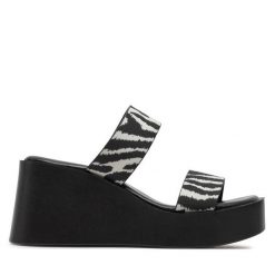 Klapki Call It Spring. Czarne klapki damskie Call It Spring, bez wzorów, bez obcasa. Za 229.99 zł.