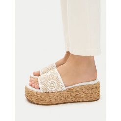 Klapki Guess. Białe klapki damskie Guess, z aplikacjami, bez obcasa. Za 287.99 zł.