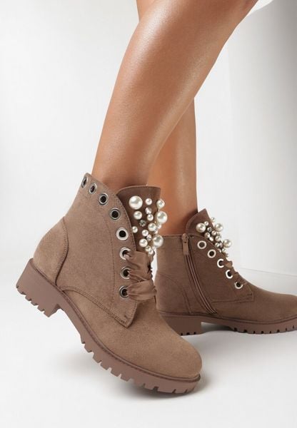 Brązowe Botki Briogen. Brązowe botki damskie Born2be, z okrągłym noskiem, za kostkę, bez obcasa, na płaskiej podeszwie, bez zapięcia. Za 99.99 zł.