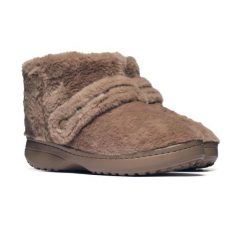 Kapcie Crocs CLASSIC UNFURGETTABLE BOOT 211743-2EY. Brązowe kapcie damskie Crocs, z gumy. Za 295.35 zł.
