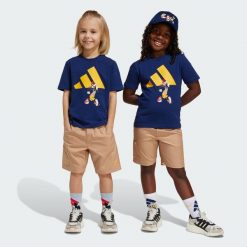 Zestaw Adidas Disney Mickey Mouse T-Shirt. Niebieskie spodnie dresowe damskie Adidas, bez wzorów, z dresówki, bez kołnierzyka. W wyprzedaży za 213.60 zł.