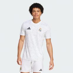 Koszulka Real Madrid Pre-Match. Białe t-shirty sportowe męskie Adidas, m, z materiału, bez ramiączek, do piłki nożnej. W wyprzedaży za 274.90 zł.