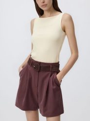 Szorty z plecionym paskiem - brązowy. Brązowe szorty damskie Reserved, bez wzorów, z tkaniny. Za 129.99 zł.