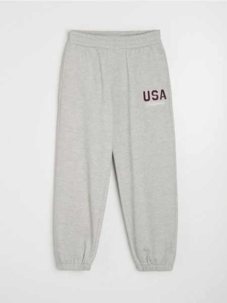 Dresowe spodnie jogger z haftowanym napisem USA - szary. Szare spodnie sportowe damskie Sinsay, l, z dresówki, na fitness i siłownię. Za 39.99 zł.