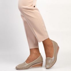 Beżowe czółenka damskie na koturnie Potocki 12018. Brązowe czółenka damskie POTOCKI, w ażurowe wzory, ze skóry, bez obcasa, na koturnie. Za 169.00 zł.