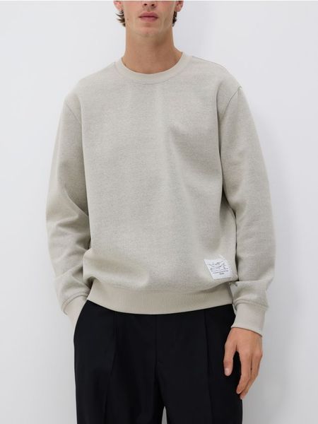 Bluza z naszywką - jasnoszary. Szare bluzy bez kaptura męskie Reserved, l, z bawełny. W wyprzedaży za 65.99 zł.