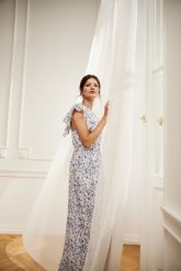 Sukienka maxi w kwiaty błękitna. Niebieskie sukienki damskie MOODO, l, bez wzorów, bez kołnierzyka, bez ramiączek, maxi. W wyprzedaży za 69.99 zł.