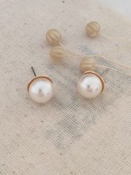 Atelier MIU Pozłacane kolczyki-wkrętki z perłami rozmiar: onesize. Białe kolczyki damskie atelier MIU, z perłą, pozłacane. Za 65.85 zł.